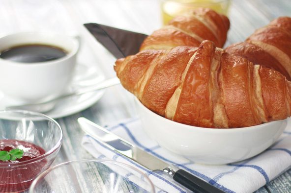 Foto de un desayuno con cruasanes y café compartida en el chat